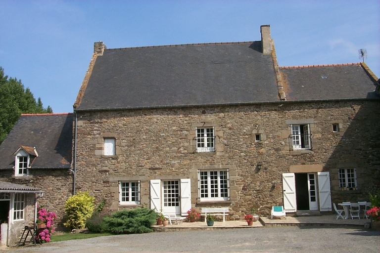 Vue générale sud : le logis ancien ; La Ville-ès-Nouveaux : ancien manoir du 15e siècle remanié aux 19e et 20e siècles