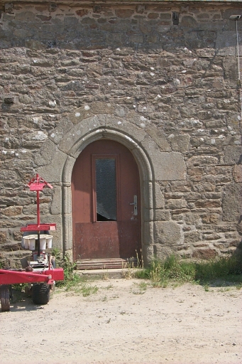 Détail : la porte d'entrée du logis ; La Bretonnière : la porte d'entrée du logis, 15e siècle(?)