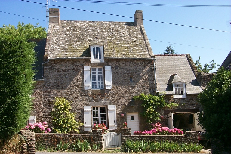 Vue générale : la façade ouest ; Les Vaux : ferme du 17e siècle reprise aux 18e et 19e