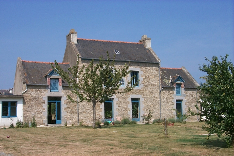 Vue générale : la façade est ; La Lorandière : ferme de la fin du 19e siècle restaurée