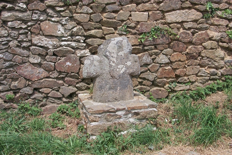 Vue générale ; La croix de la Haise ou croix du Malin, 17e siècle(?) ; Le Verger : la croix de la Haise dite également croix du Malin