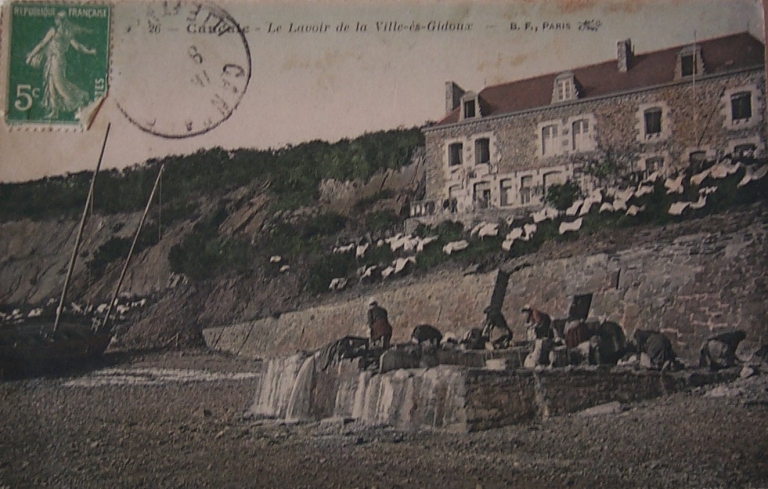 L'ensemble d'édifices au début du siècle (carte postale ancienne) ; Le lavoir de la Ville-ès-Gidoux (ou Ville-ès-Hidoux) (carte postale ancienne) ; La Houle, le lavoir de la Ville-ès-Hidoux (ou Ville ès Gidoux) dit 'lavoir de la Guillochet', disparu aujourd'hui (carte postale ancienne)