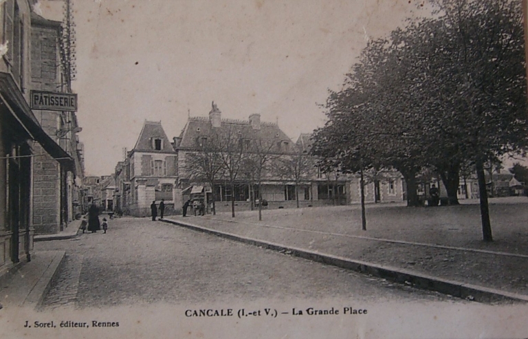 Le manoir(?) au début du siècle (carte postale ancienne) ; La place de la République (à droite) n'est pas encore aménagée (carte postale ancienne) ; L'ancien manoir(?) de Bellevue, place de l'église (carte postale ancienne) ; L'ancien manoir(?) de Bellevue, place de l'église (carte postale ancienne)