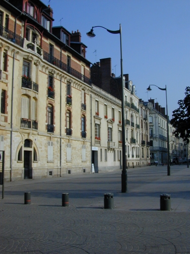 Vue de situation, hôtel au second plan ; Vue de l'alignement ouest