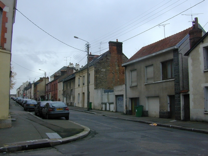 Maisons de la rive ouest, depuis le n° 18 ; Vue de situation, maison au premier plan