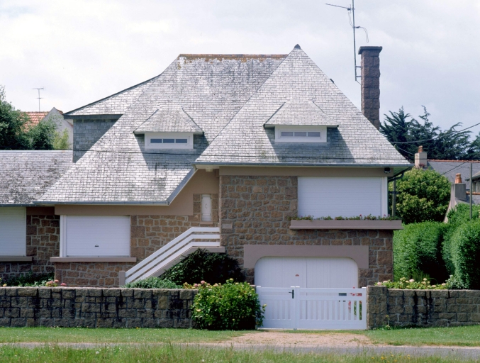 Façade principale côté mer, vue frontale avec extension.