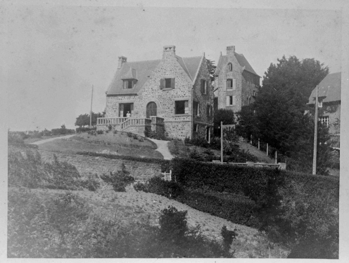 Vue d'ensemble de la villa Avel Dro, photographie anonyme, entre 1940 et 1950 ; Vue d'ensemble de la villa Avel Dro, photographie anonyme, entre 1940 et 1950.