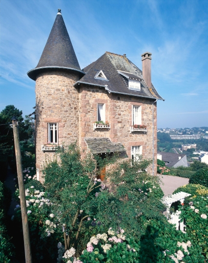 Vue d'ensemble depuis l'allée ; Vue d'ensemble depuis l'allée. ; Perros-Guirec, Trestraou. Maison de villégiature dite Roc Fleuri (2ème quart du 20ème siècle)