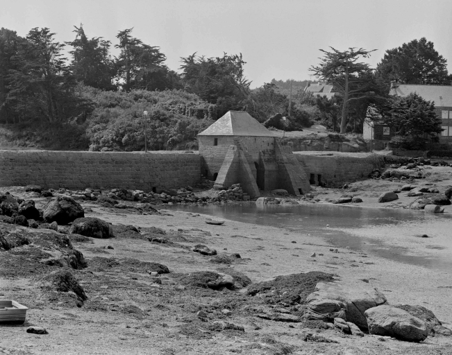 Moulin à mer des Petits Traouniéros et chaussée : vue d'ensemble ; Moulin à mer des Petits Traouiéros et chaussée : vue d'ensemble.