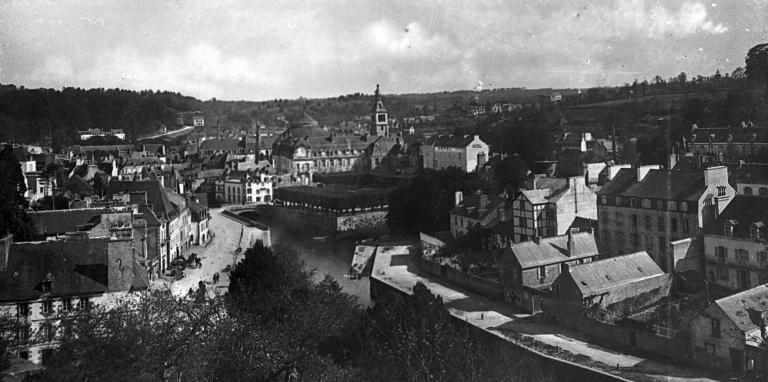 Vue sur la basse ville et du port. Vers 1900