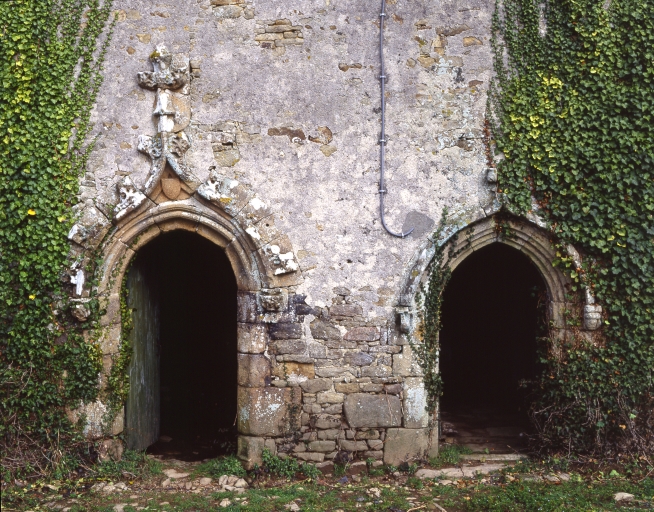 Elévation sud, détail des portes d'entrée ; Détail de la façade du manoir de Porh Cadic.