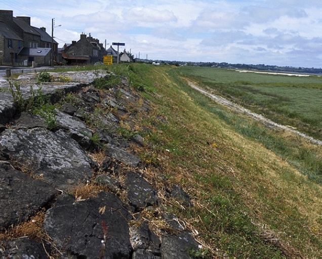 La digue à l'ouest du village ; Vue de la digue à hauteur du village dans sa partie ouest