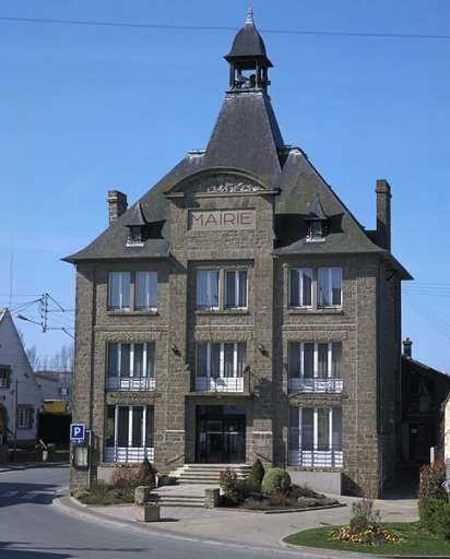 Vue générale est ; Mairie et  salle des fêtes (Saint-Méloir-des-Ondes) - Vue générale est