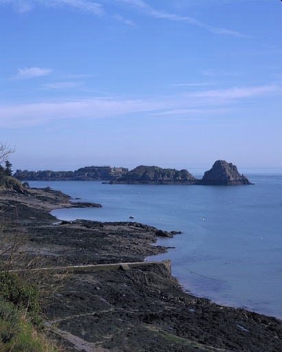 Le Rocher de Cancale (à droite) et l'île des Rimains (à gauche) séparés par le Châtellier ; La cale vue depuis la pointe du Hock, au sud