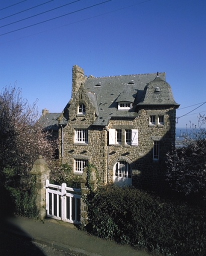 17 rue R. Surcouf : villa 'le Brèche' construite par Pierre Laloy, 1929 ; Vue générale ouest