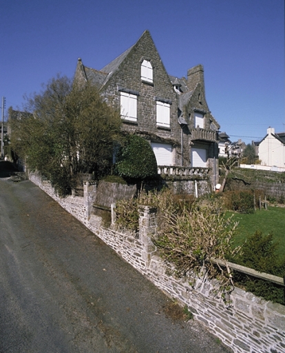 Vue générale est sur mer ; Rue du Mont-Saint-Michel : exemple d'architecture régionaliste