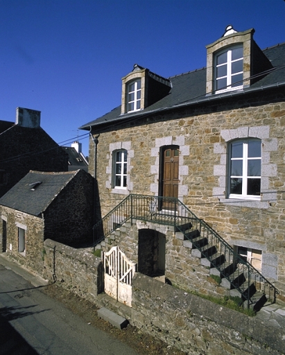 Vue générale nord-est ; Rue des Rimains : variante sans étage de la maison de capitaine