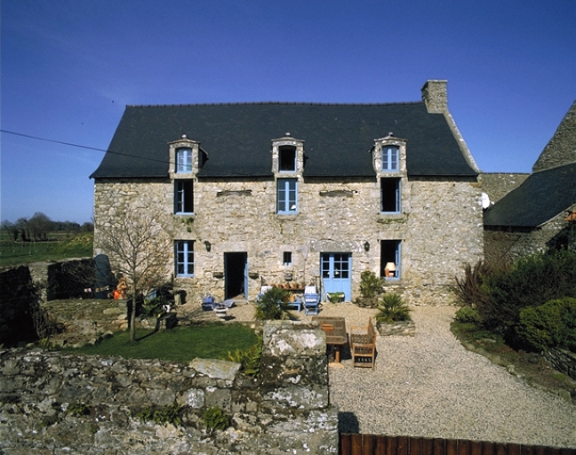 Vue générale : la façade sud ; La Chapelle : ferme du 17e siècle reprise au 18e