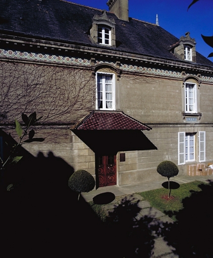 Vue partielle de la façade est ; Rue Duguesclin : hôtel de Bricourt, exemple d'influence du style malouinière