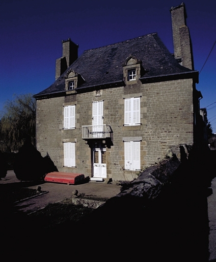 Vue générale : la façade est ; Le Château Gaillard : ancien manoir du 17e siècle