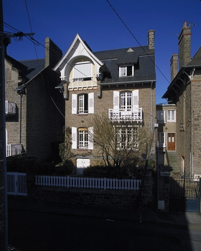 12 rue R. Surcouf : villa 'Roch Gaô' construite par Jean-Marie Laloy, 1er quart 20e siècle ; Vue général est ; Rue Robert Surcouf : exemple d'architecture balnéaire de Jean-Marie Laloy