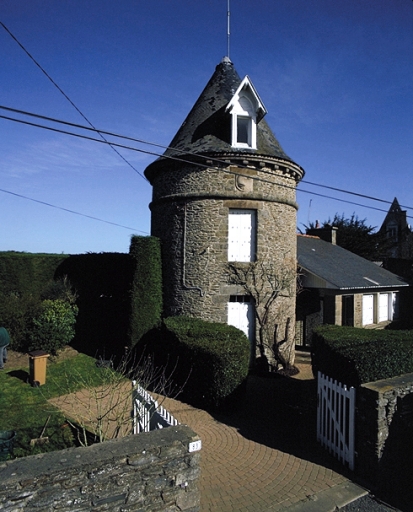 Vue générale sud-est ; Le moulin à vent des Rimains (2e quat 19e siècle) transformé en résidence secondaire