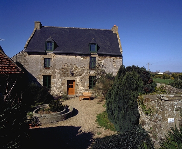 Vue générale : la façade sud ; La Chapelle : ferme du 17e siècle reprise au 19e