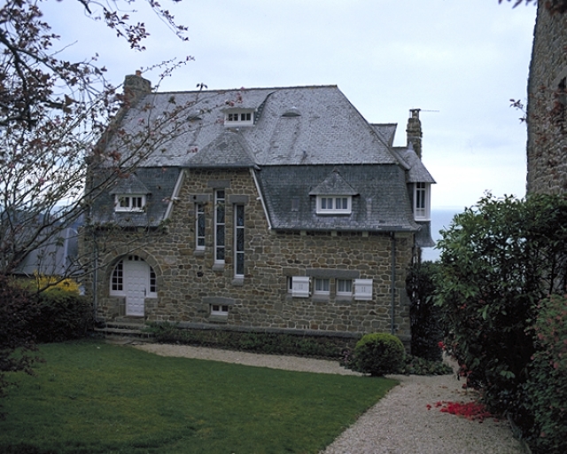 15 rue R. Surcouf : villa 'le Clos' construite par Pierre Laloy, 1927 ; Vue générale ouest ; Rue Robert Surcouf : exemple d'architecture balnéaire de Pierre Laloy