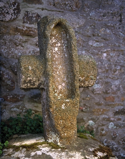 Croix de chemin à niche, 18e siècle (?) ; Vue de face ; Le Verger : croix à niche