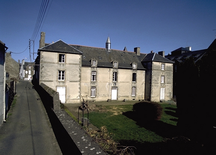 Vue générale sud : le corps principal d'habitation ; Rue Hamon Vaujoyeux : ancienne demeure de notable des 18e et 19e siècles