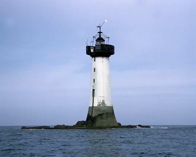 Vue générale est ; Le phare de la Pierre du Herpin (1882)