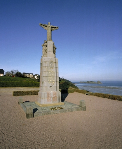 Vue générale sud ; un soldat de l'armée de terre et un marin encadre le piédestal d'une Victoire ailée ; Pointe des Crolles : monument aux morts de Louis Nicot, 1930