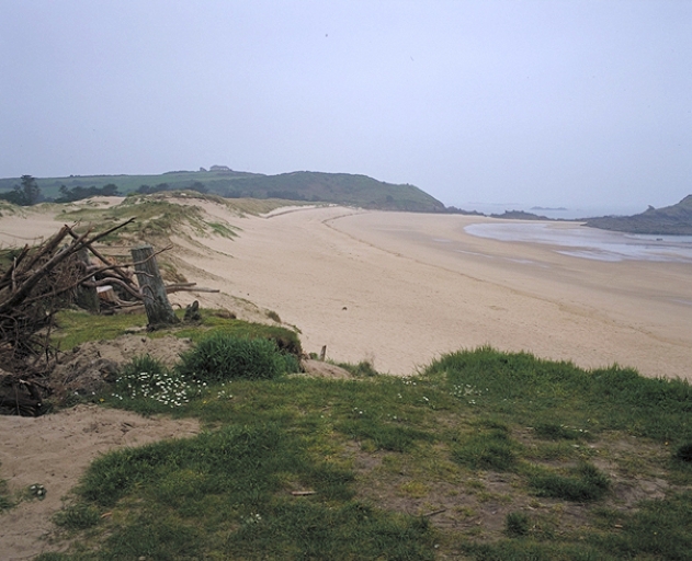 Le sémaphore au dernier plan depuis la plage des Chevrets ; La plage des Chevrets limitant le golf au nord ; l'Ile Besnard au deuxième plan ; Le site de l'ancien terrain de golf limité au nord par la plage des Chevrets
