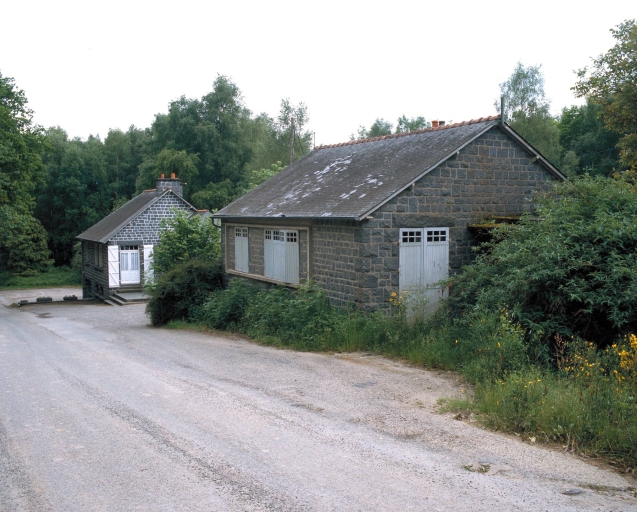 Carrière de granite Salmon et Dupont, puis SOCAL, Bécanne (Lanhélin fusionnée en Mesnil-Roc'h en 2019) ; Carrière de granite du bois de la Chauffetière, puis Société Hignard, actuellement Hignard Granit, la Chauffetière (Saint-Pierre-de-Plesguen fusionnée en Mesnil-Roc'h en 2019)