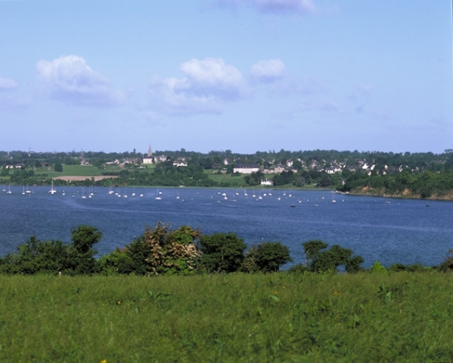 Le bourg vu de la pointe de Grainfolet (Saint-Suliac, 35) ; Vue de situation depuis la pointe de Grainfolet (Saint-Suliac, 35)
