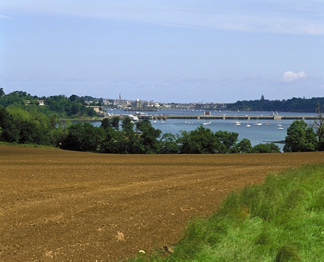 L'usine marémotrice de la Rance ; Vue de situation depuis la butte du Mont Marin au sud ; L'usine marémotrice de la Rance