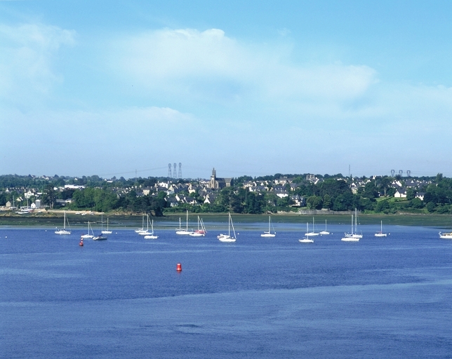 Le village depuis la pointe du Coudray au nord ; Vue nord depuis la pointe du Coudray