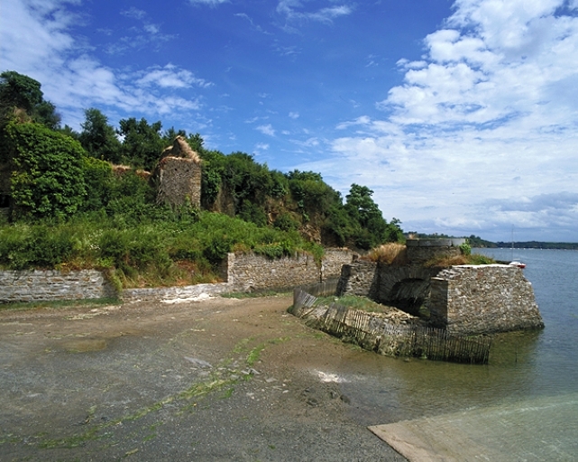 Vue ouest des vestiges du moulin ; Fosse Mort : les vestiges de l'ancien moulin à marée
