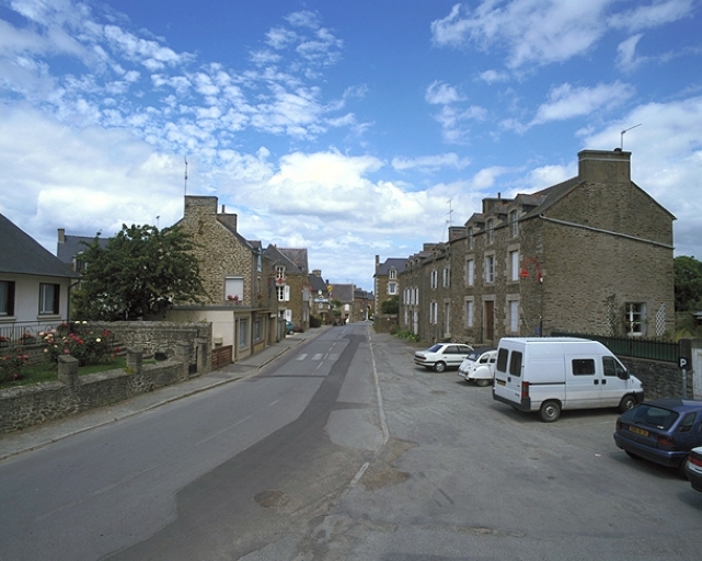 Rue du Général de Gaulle : vue sud ; Village de la commune du Minihic-sur-Rance - Rue du Général de Gaulle : vue sud