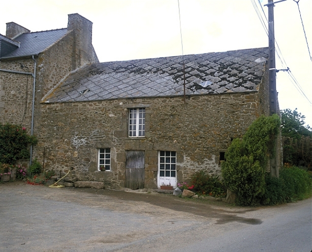 Vue générale sud ; L'ancien logis transformé en étable ; 13 rue de la Croix Aubrée : ancien logis à fonctions combinées