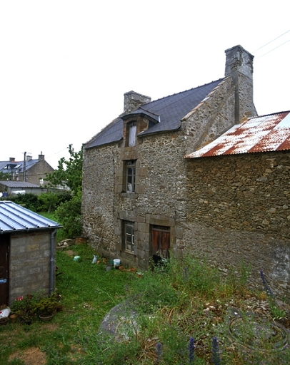 Vue générale sud ; La Motte, chemin de Belle entrée : logis daté 1838