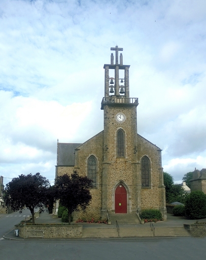 Vue générale est ; L'église paroissiale Saint-Clément