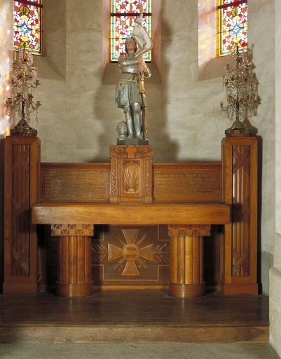 Ensemble de l'autel des morts de la guerre 1914-1918 : autel, tabernacle, 3 degrés d'autel