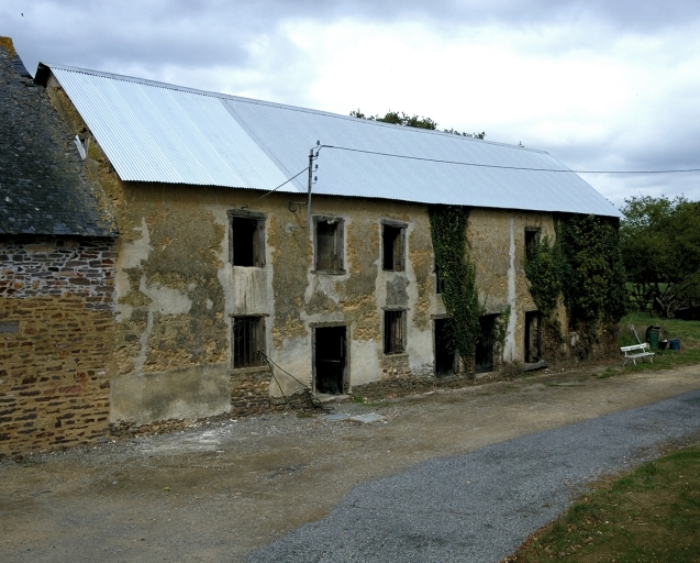 Vue générale sud ouest ; Architecture agricole en terre du Clos d'A-Haut