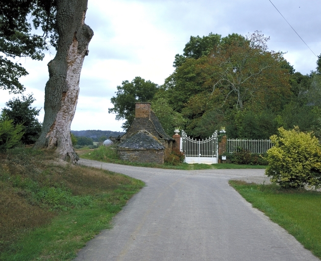 Vue de situation ouest du fournil à l'est de l'écart ; Vue de situation ouest ; la grille d'entrée