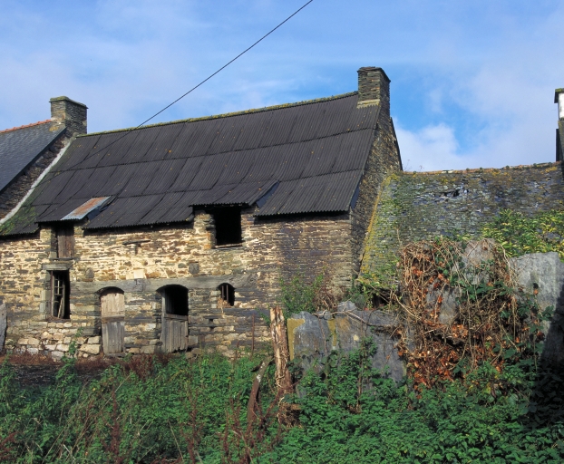 Vue générale sud ; La Vionnais : maison rurale à deux pièces chauffées juxtaposées datée 1823