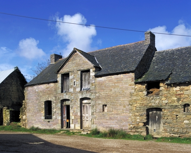 Vue générale sud ; Remdon : logis-étable construit en 1905