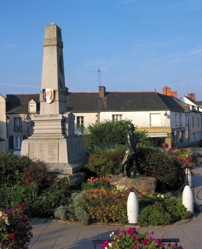 Vue générale est ; Monument aux morts de la guerre 1914-1918, place de Verdun (Pipriac) - Vue générale est