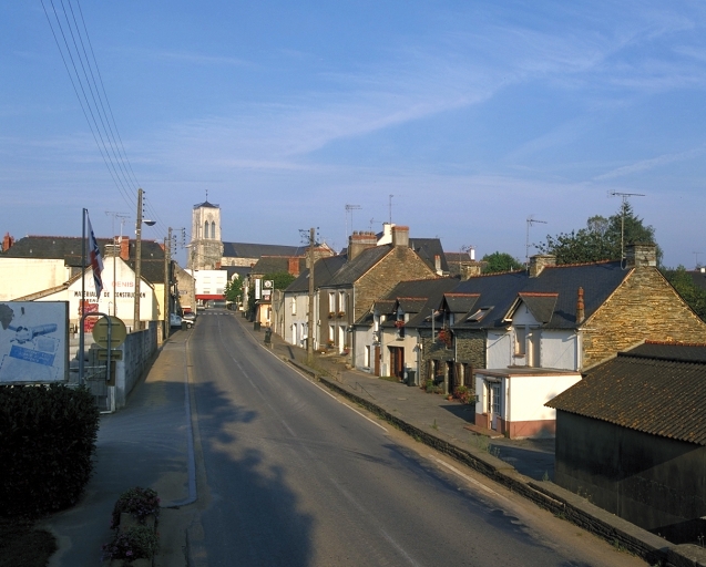 La rue de l'Avenir, ancienne arrivée par la route de Guipry ; L'alignement, à droite sur l'image : vue de situation sud