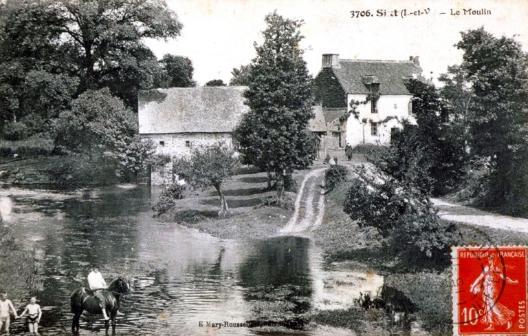 Carte postale ancienne présentant le moulin (à gauche) et la maison du meunier (à droite) ; Le Moulin de Sixt au début du siècle